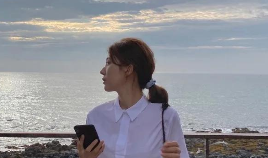 男人女生一起打扑克牌